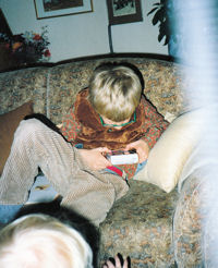 Sämi mit Gameboy