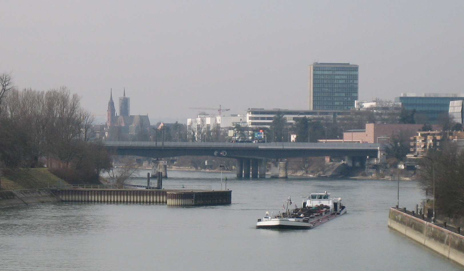 Schiff vor der Schleuse in Birsfelden